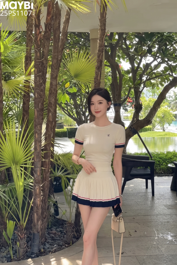 Set áo thun chân váy xếp ly phối viền