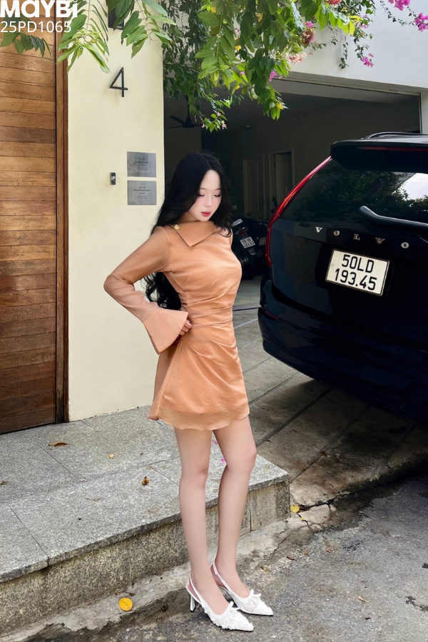 Đầm mini dài tay cổ xéo