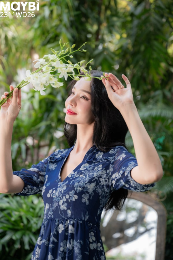 Đầm tầng xòe voan hoa cổ V