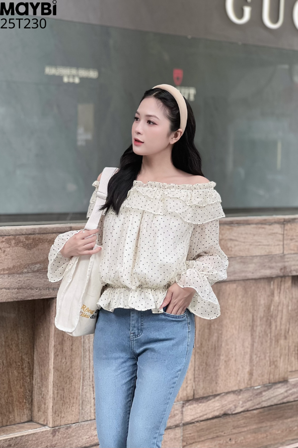Áo bẹt vai chấm bi