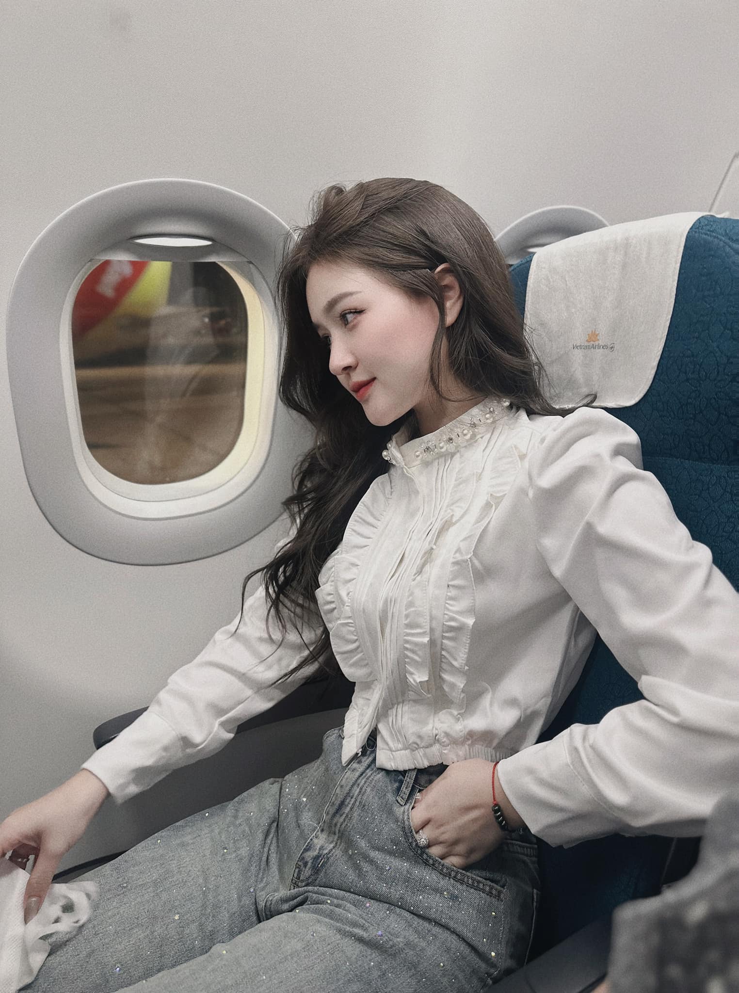 Quần jean ống suông đính đá trang trí