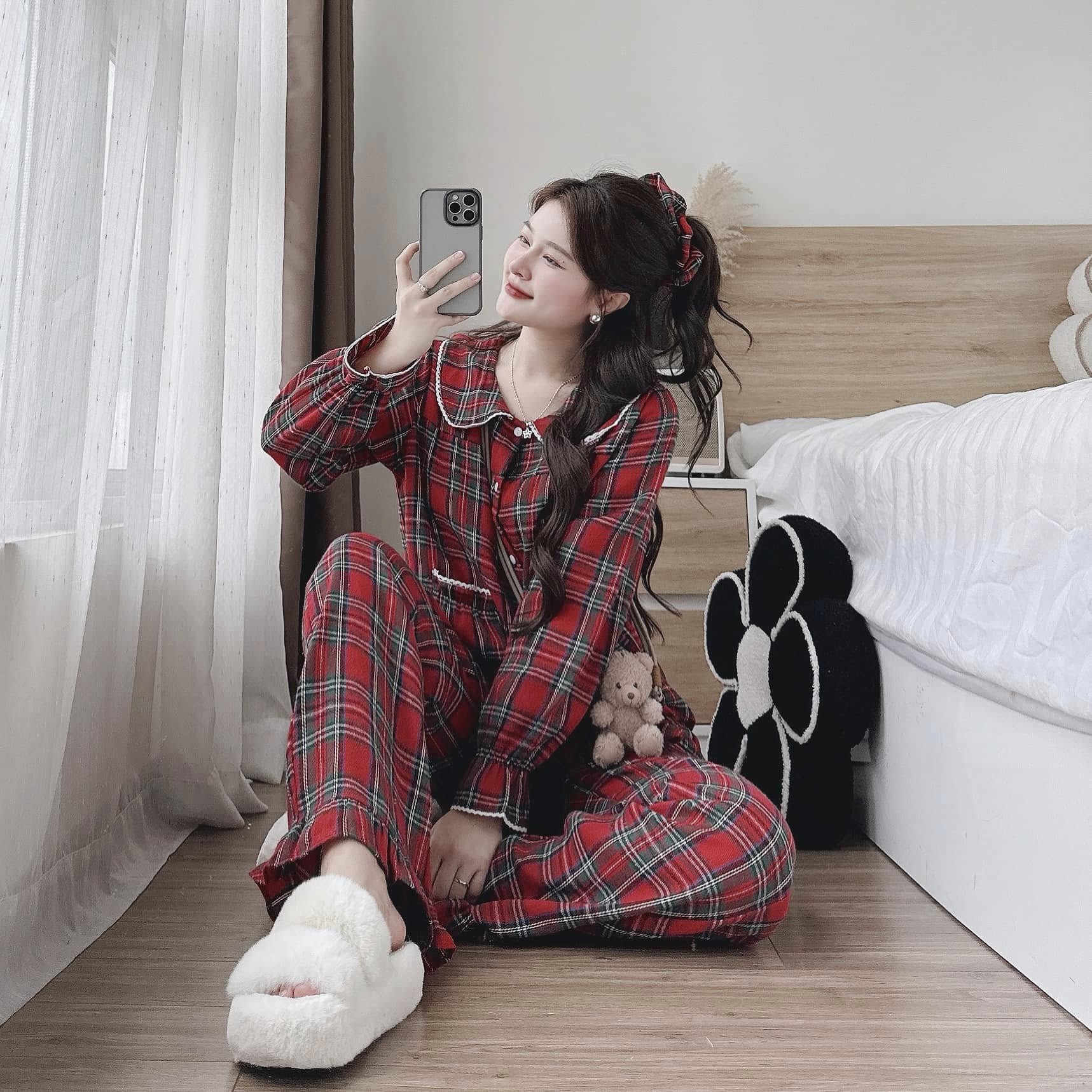 Bộ pijama dài kẻ caro đỏ cổ bèo tay dài
