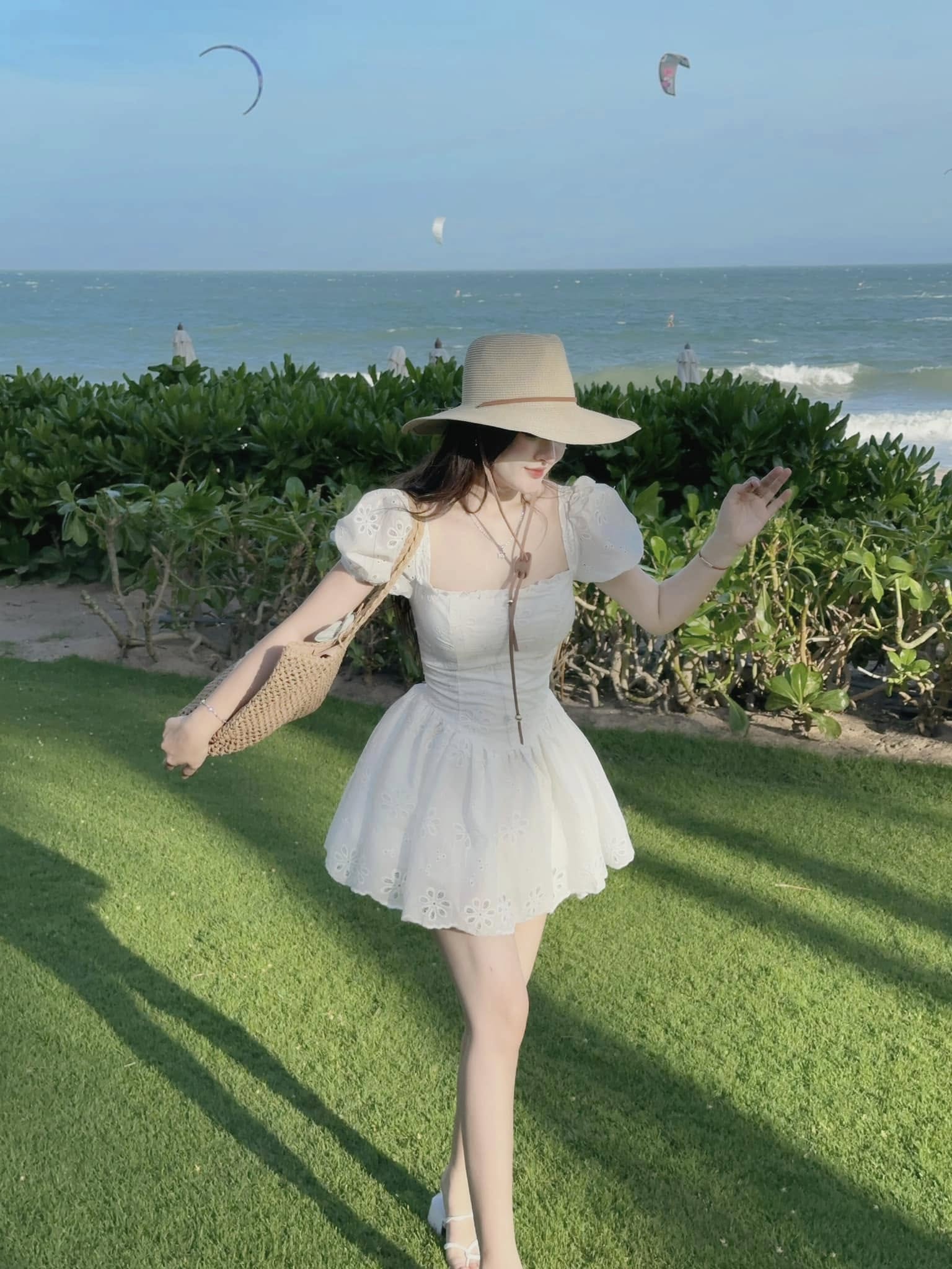 Đầm ôm tùng nhún xòe cotton thêu tay bí dáng mini