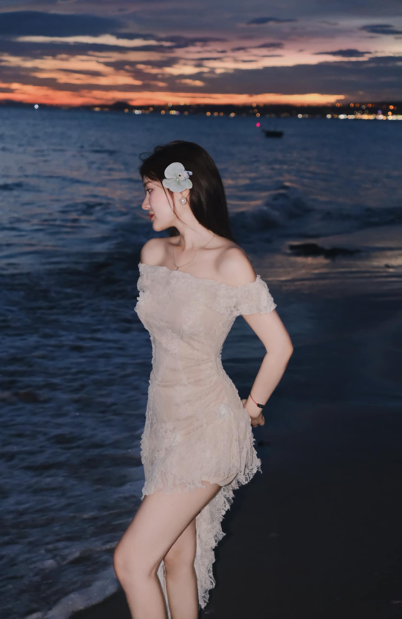 Đầm ôm ren hoa nổi lệch vai tà xéo dáng midi