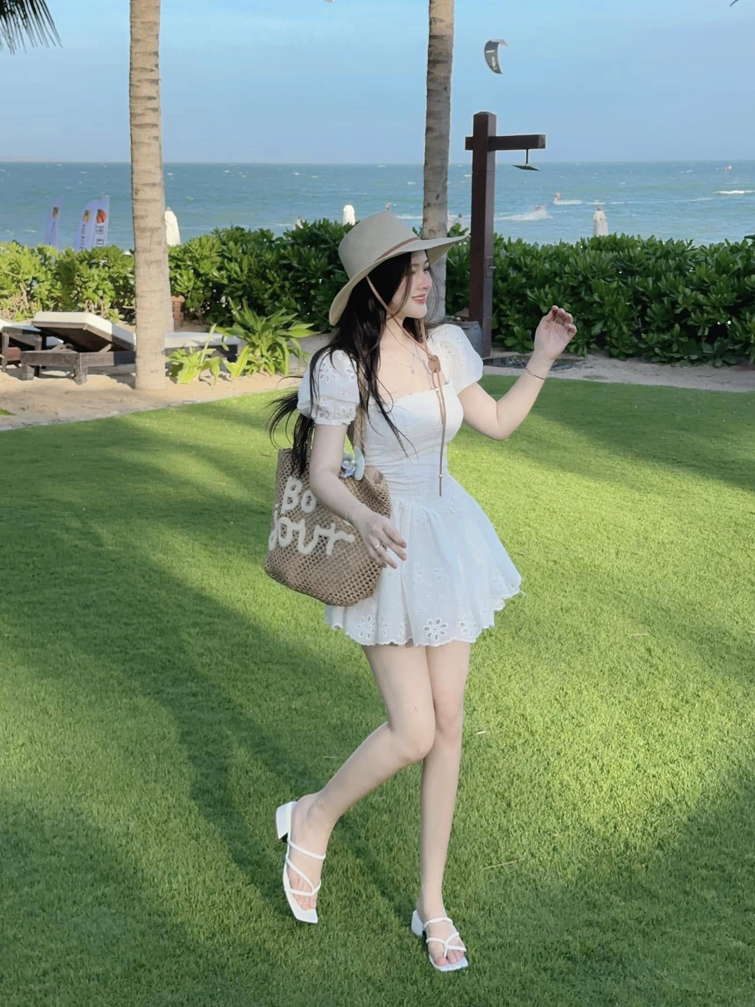 Đầm ôm tùng nhún xòe cotton thêu tay bí dáng mini