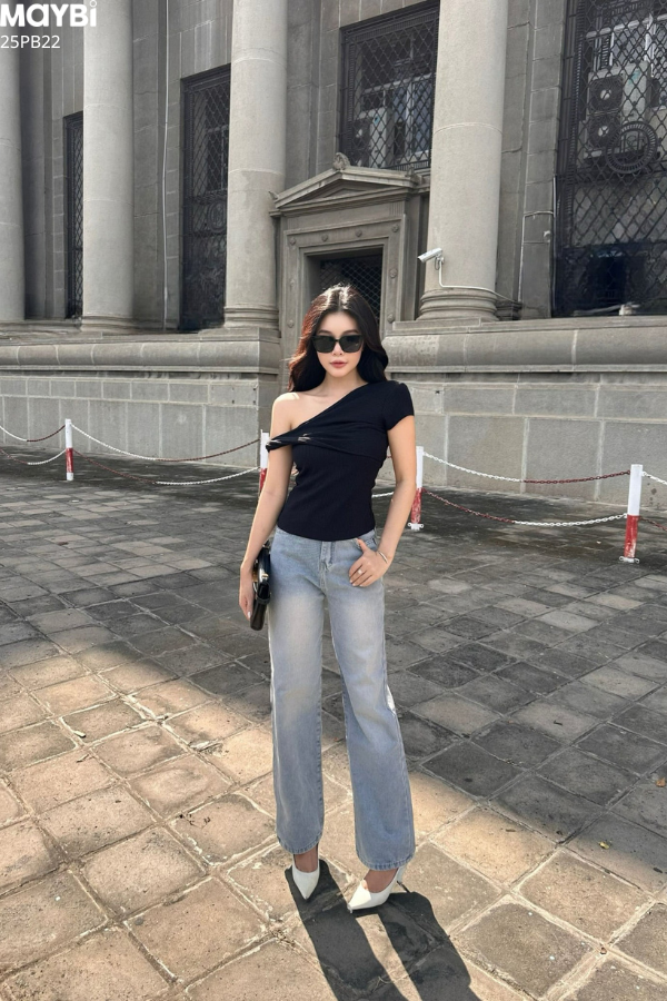 Quần jean xanh ống suông phối thêu nơ hồng