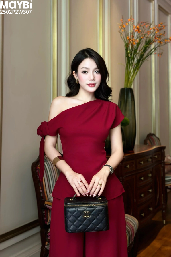 Set áo kiểu cotton đỏ lệch vai phối quần dài