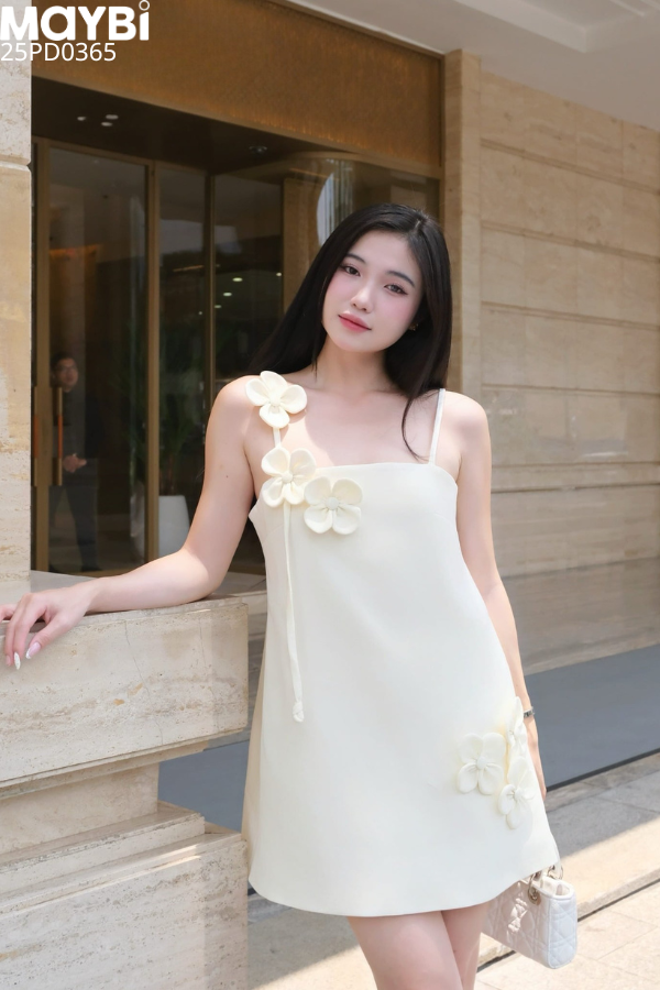 Đầm hai dây đính hoa kiểu dáng mini