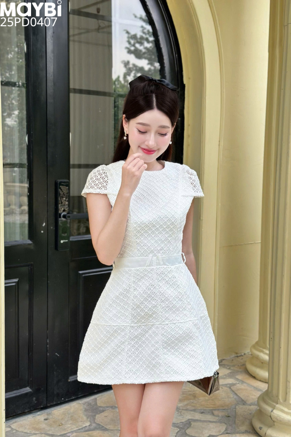 Đầm ren dáng mini cài hoa