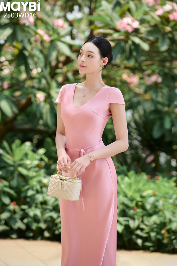 Đầm ôm lụa cổ V dáng midi