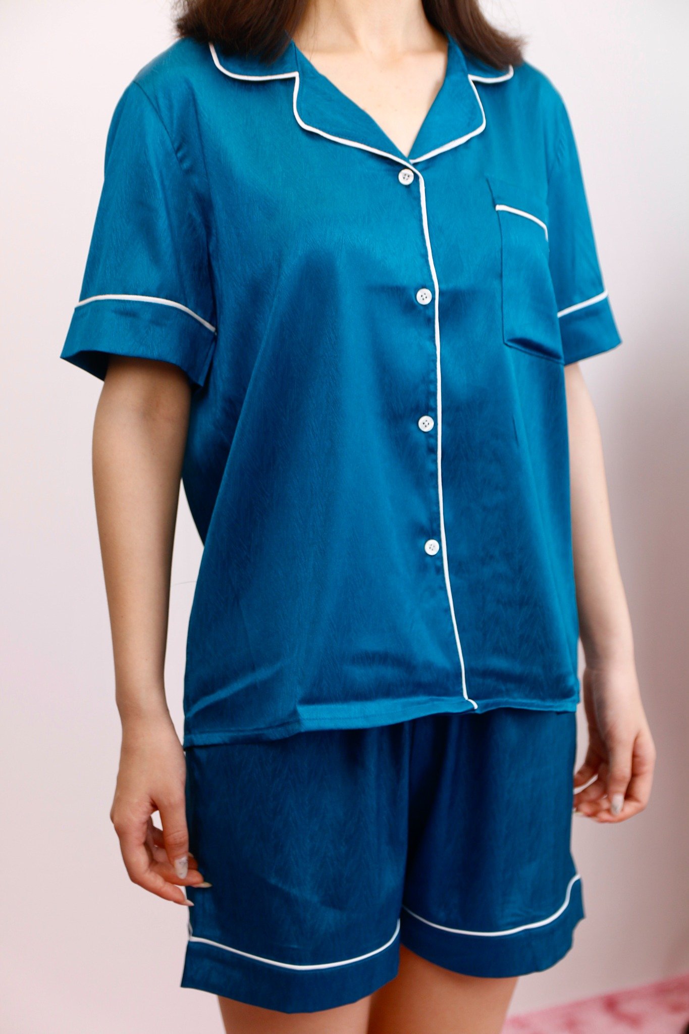 Bộ pyjama ngắn suông lụa tay ngắn viền