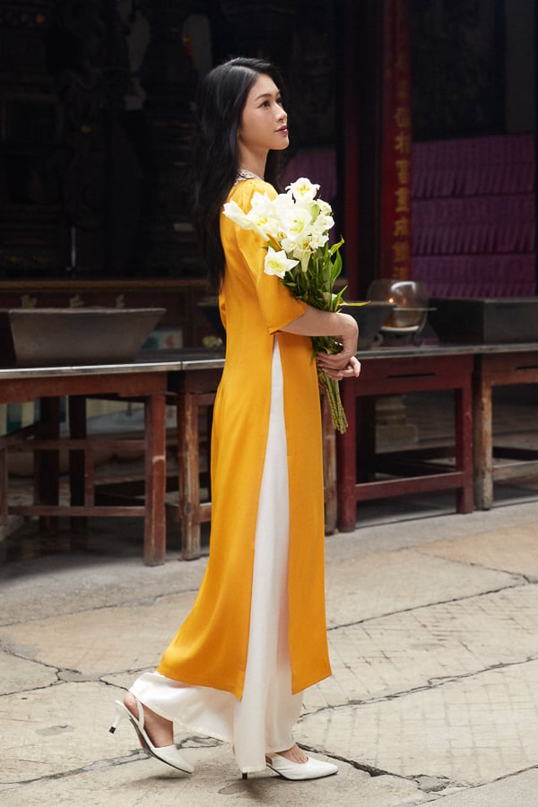 Áo dài ôm lụa vàng phối cổ ren trắng