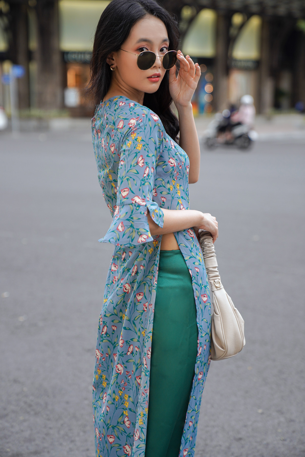 Áo dài ôm lụa in hoa nền xanh tay lửng phối bèo xòe