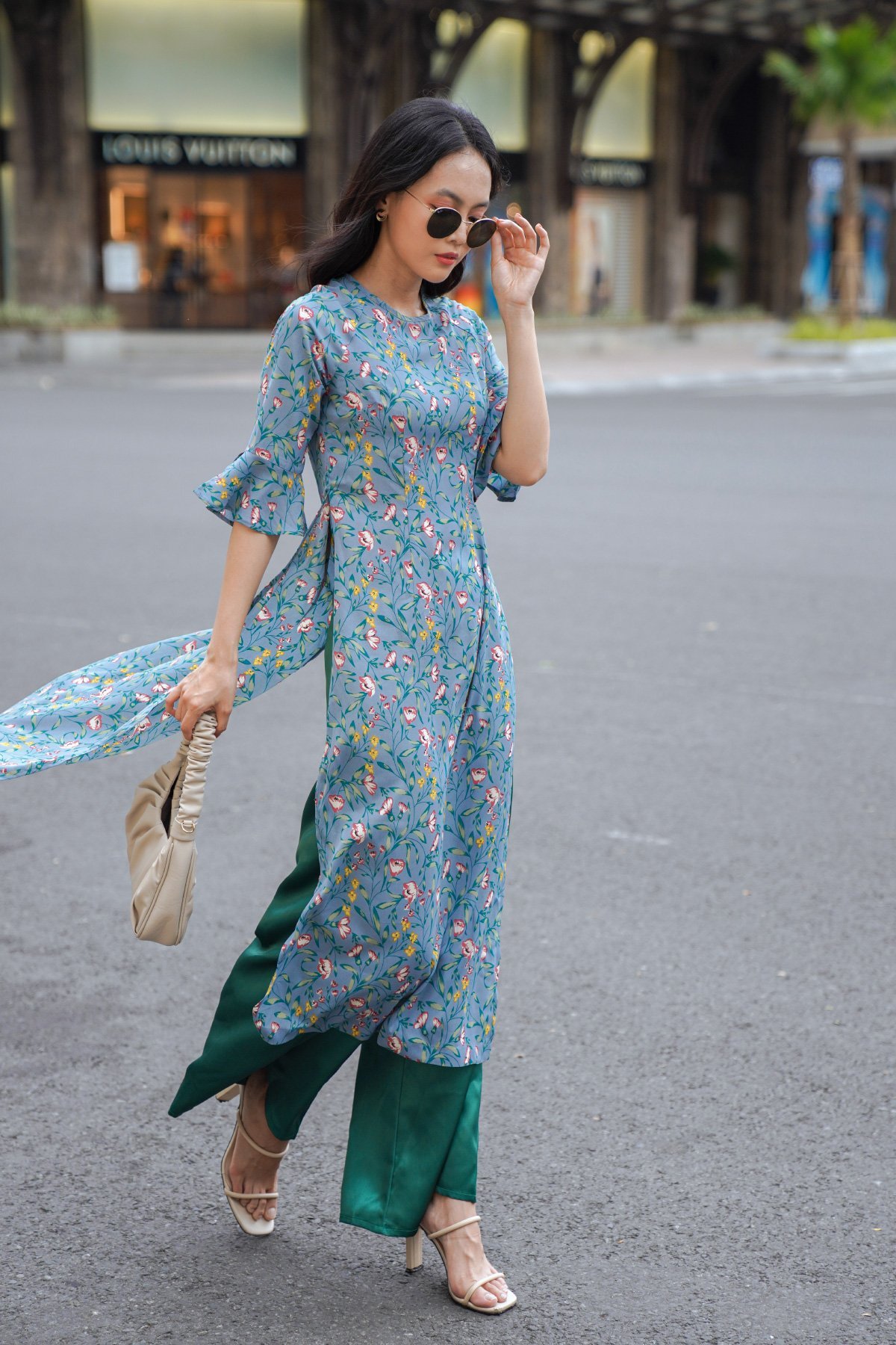 Áo dài ôm lụa in hoa nền xanh tay lửng phối bèo xòe