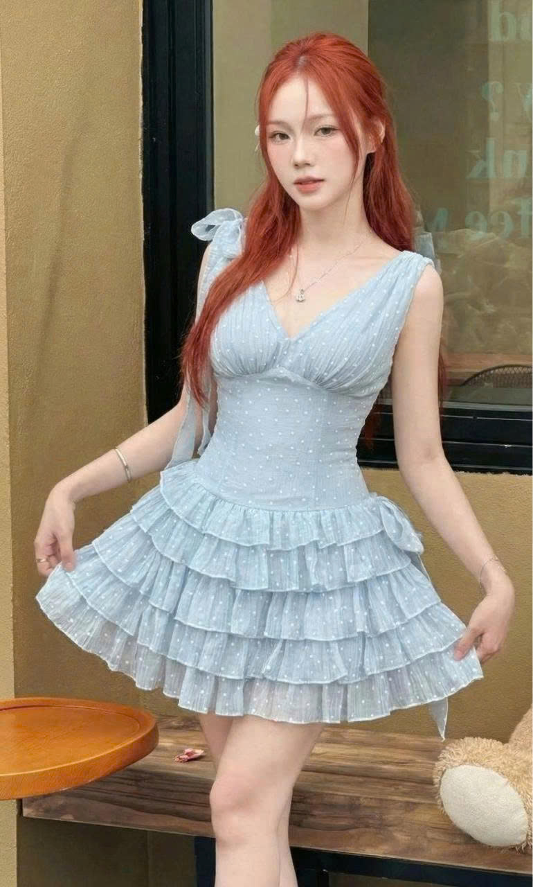 Đầm tơ ôm eo, xẻ lưng, 3 tầng phối nơ