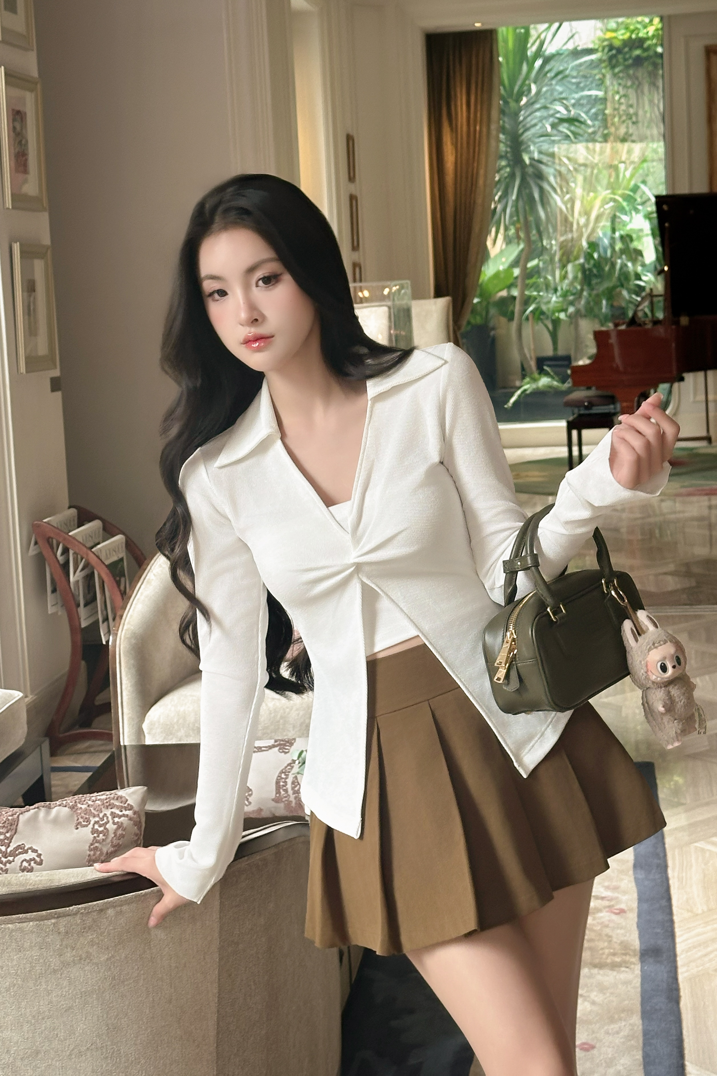 Set áo thun kiểu xoắn ngực tay dài phối chân váy mini xếp ly