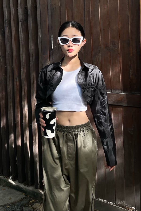 Áo khoác croptop ôm dù rút dây