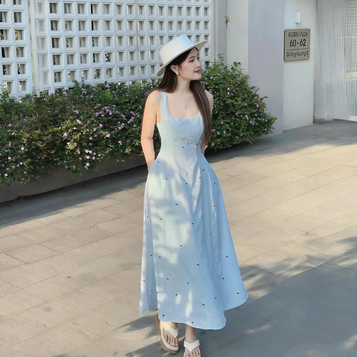 Đầm xòe sọc xanh in nơ hai dây dáng midi