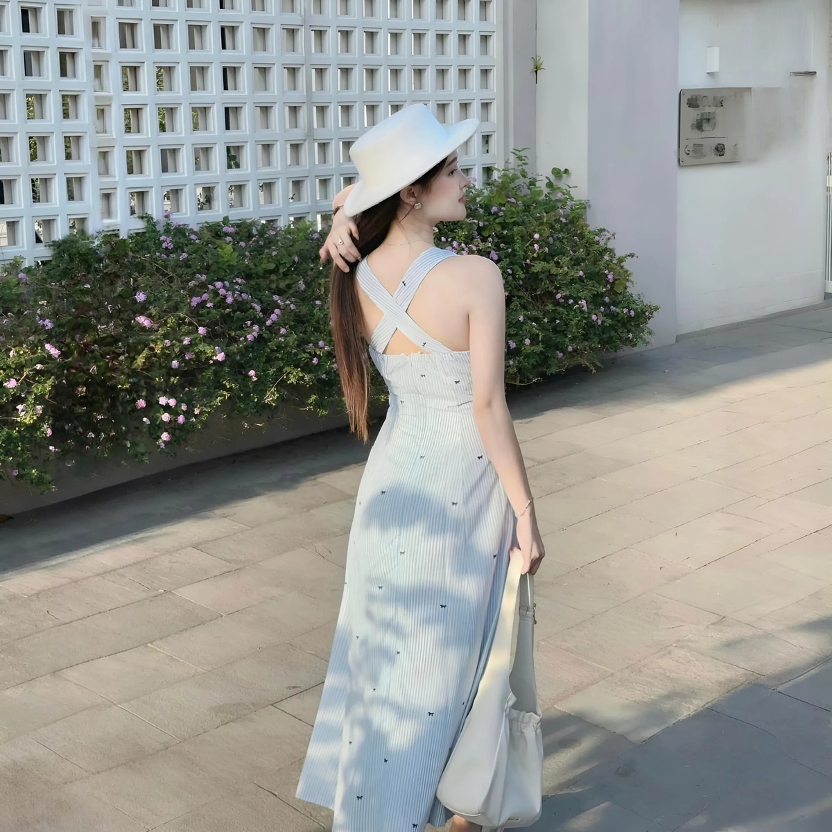 Đầm xòe sọc xanh in nơ hai dây dáng midi