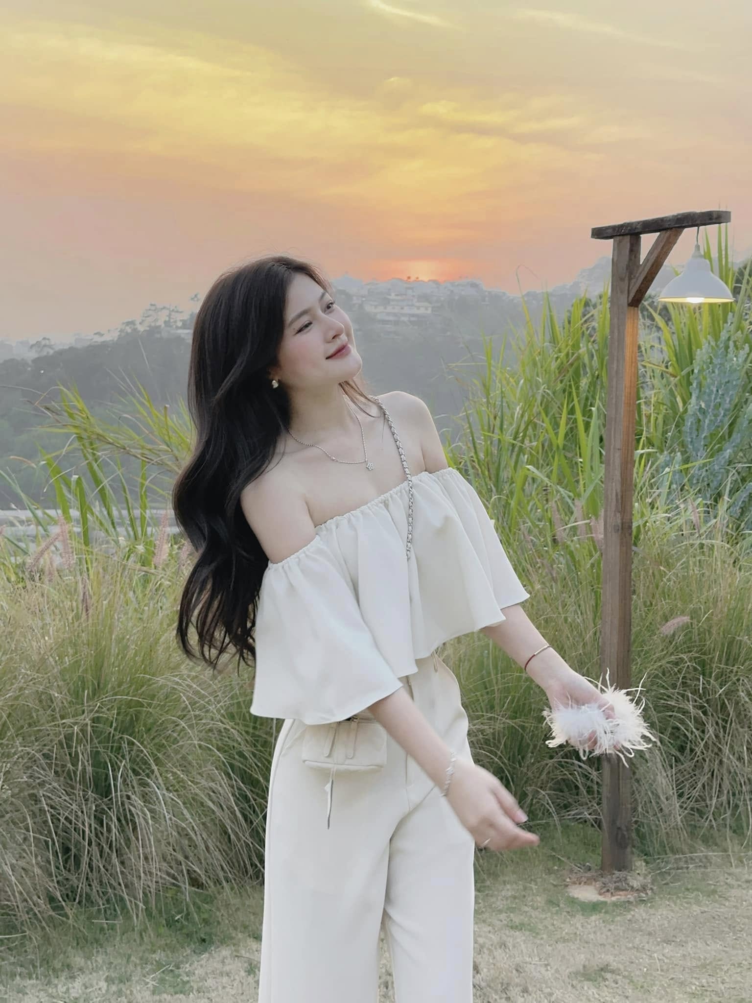 Set áo trễ vai nhún bèo và quần culottes ống rộng kem