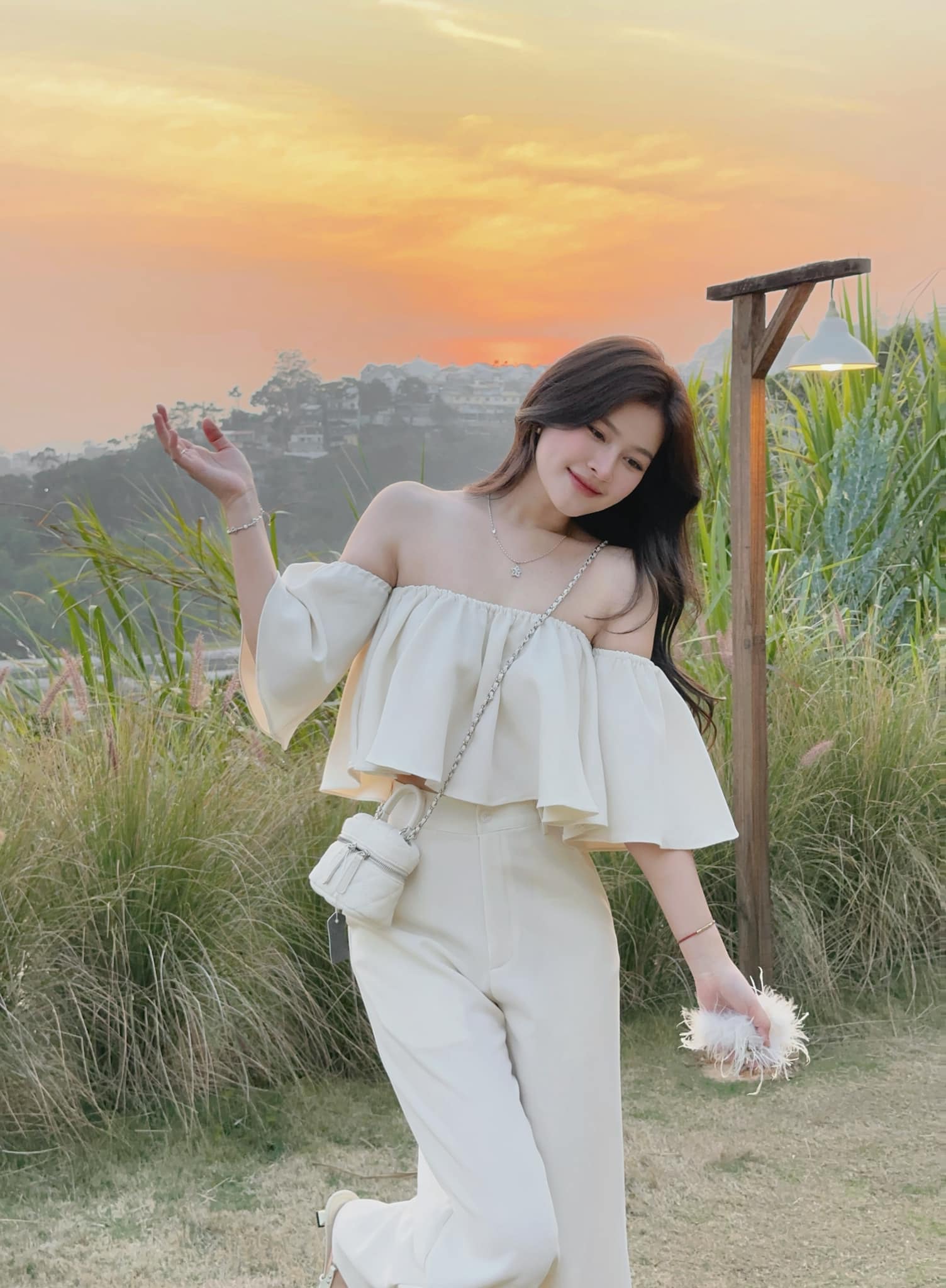 Set áo trễ vai nhún bèo và quần culottes ống rộng kem