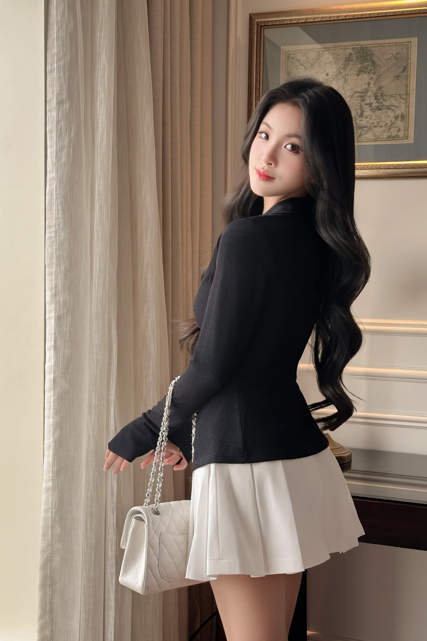 Set áo thun kiểu xoắn ngực tay dài phối chân váy mini xếp ly