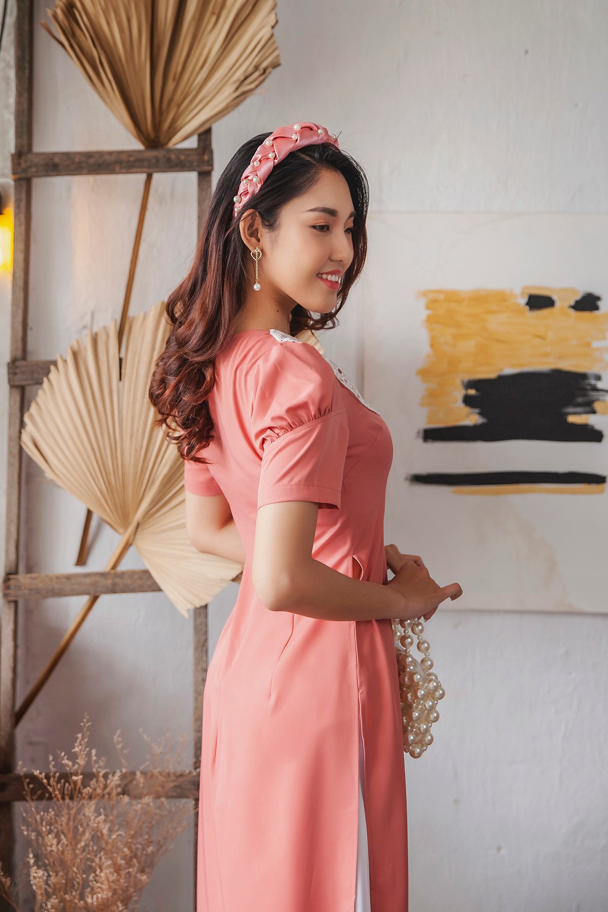 Áo dài ôm lụa chéo hồng phối cổ ren trắng