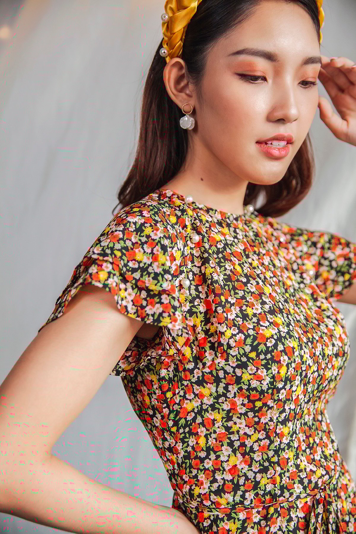 Áo dài ôm lụa in hoa nhí nền đen tay cánh tiên