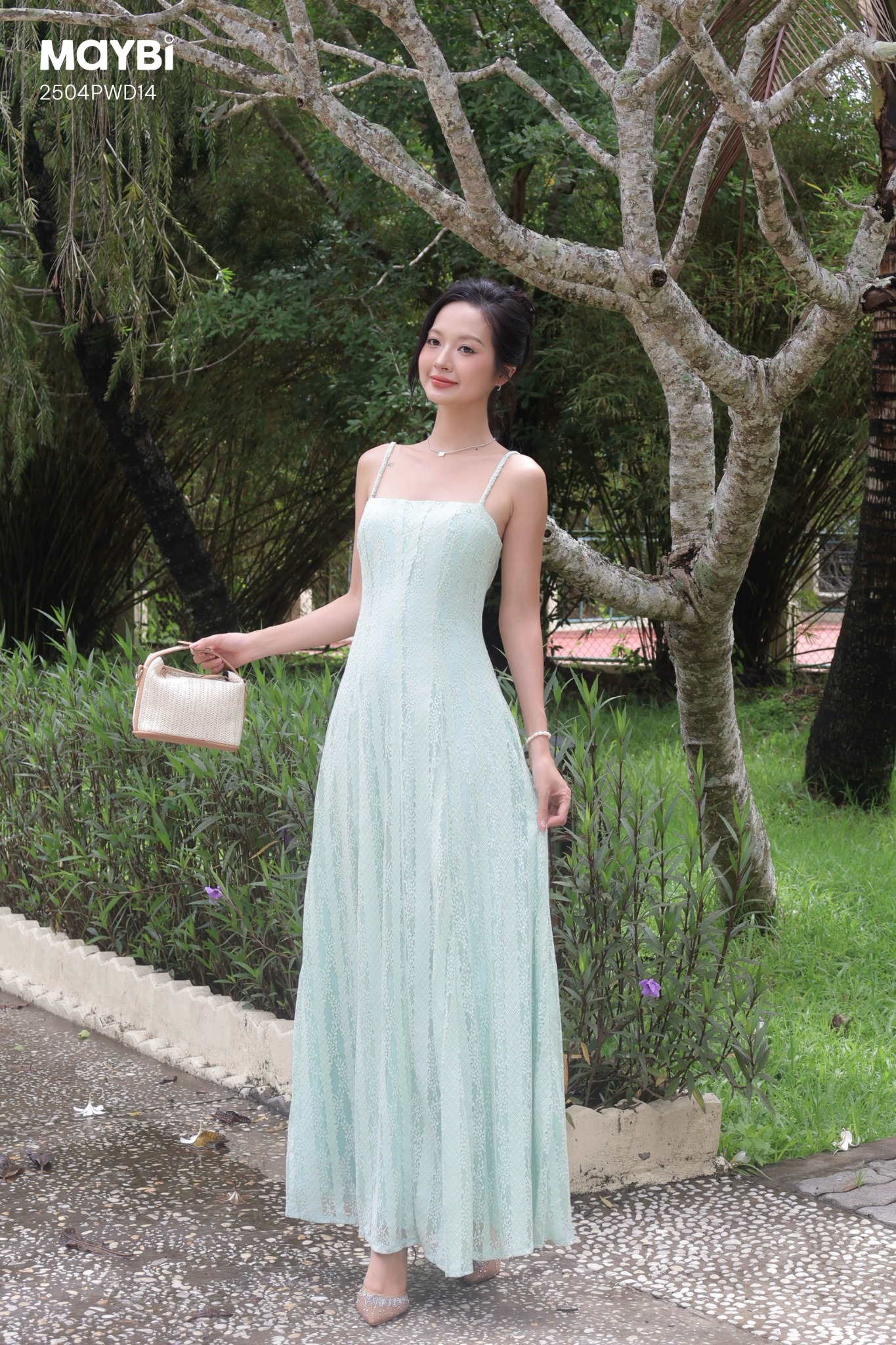 Đầm xòe ren xanh hai dây dáng midi