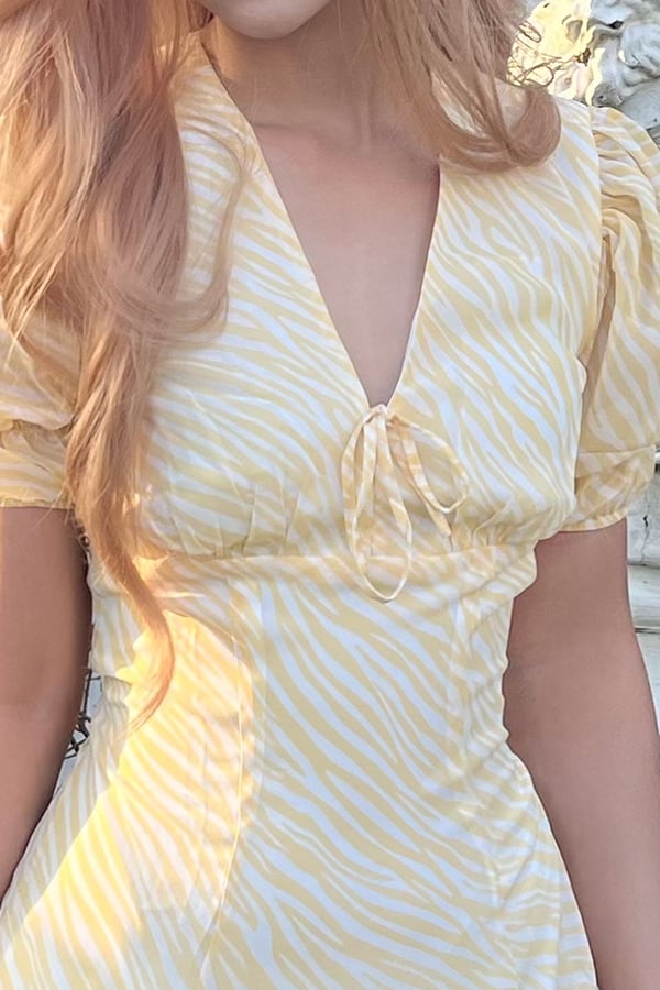 Đầm mini form A voan hoa in sọc kiểu nền vàng cổ V phối dây nơ