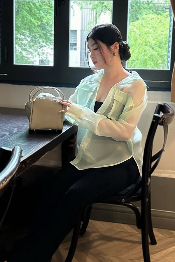 Áo sơ mi suông oganza có túi đắp