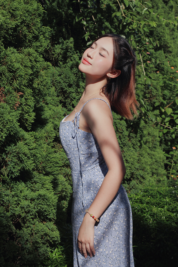 Đầm 2 dây ôm linen in hoa nhí nền xanh xẻ tà