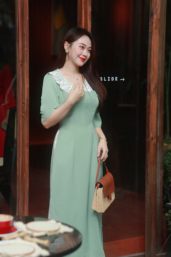 Áo dài ôm lụa xanh mint phối cổ ren trắng