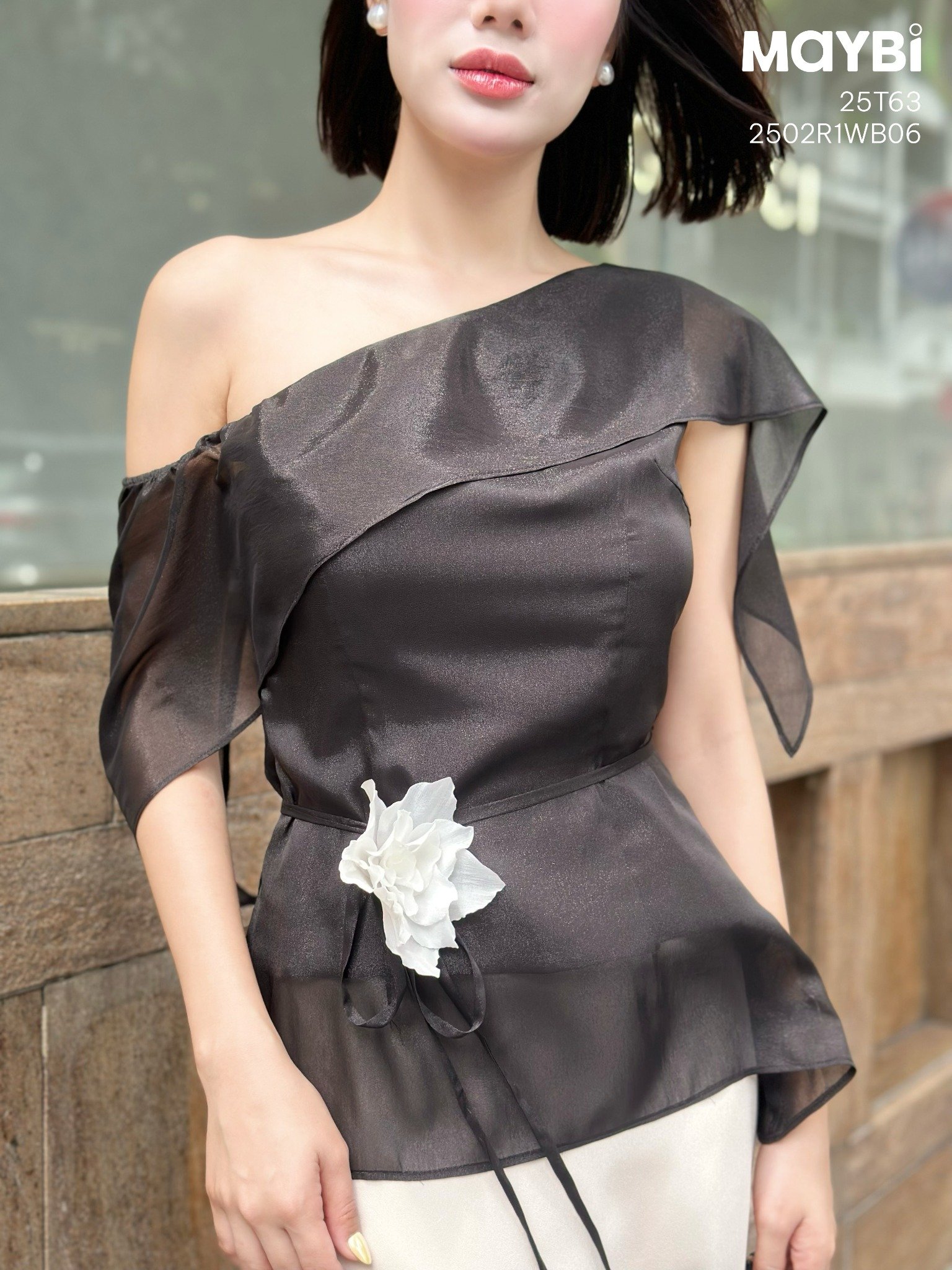 Áo kiểu bẹt vai tằm ánh đen kèm thắt lưng hoa