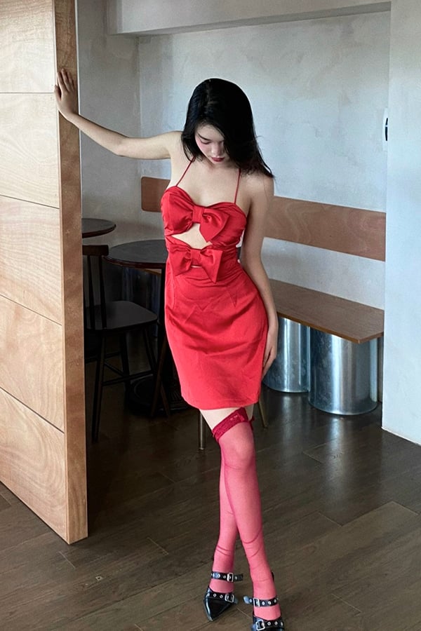 Đầm ôm lụa cup cut-out phối nơ