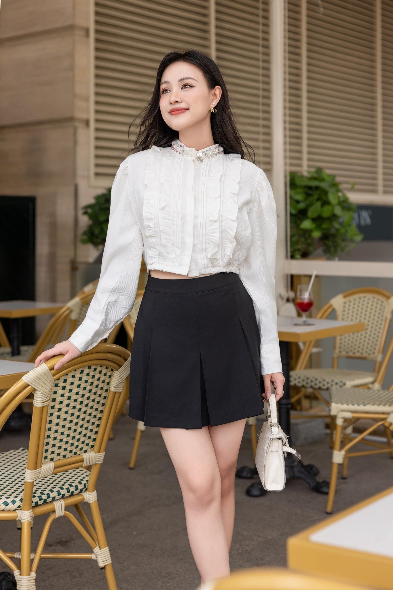 Áo sơ mi phối bèo cổ đính đá dáng ngắn tay dài