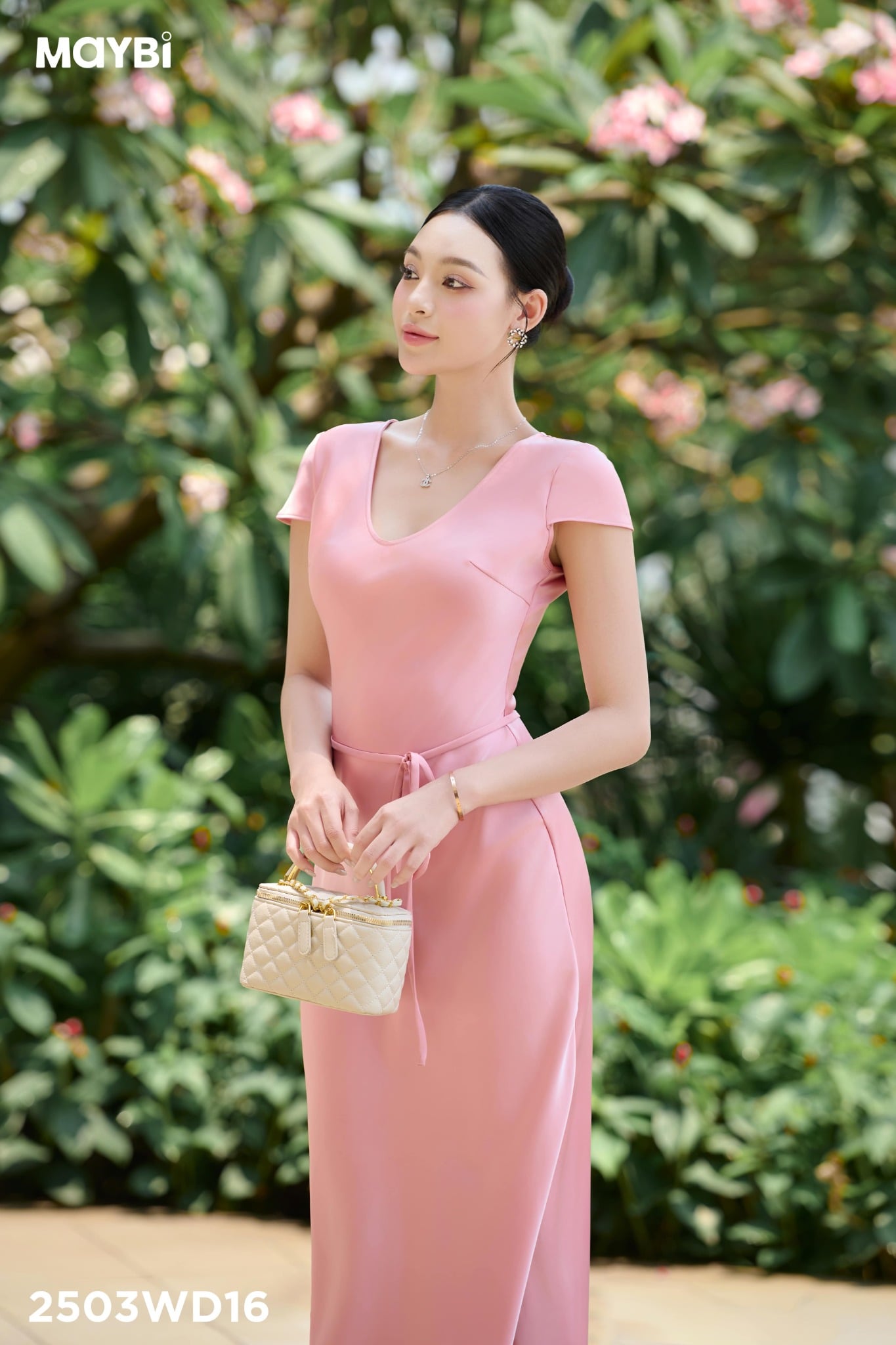 Đầm ôm lụa cổ V dáng midi