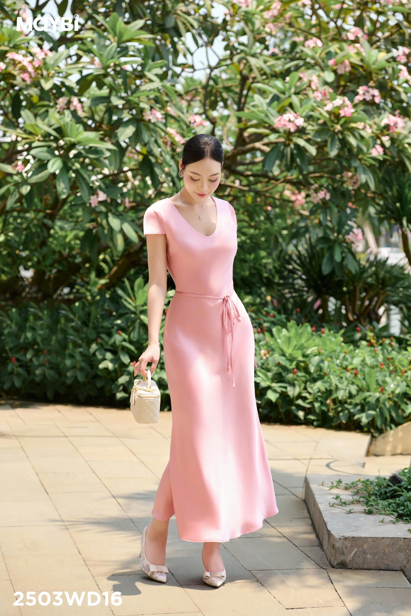Đầm ôm lụa cổ V dáng midi