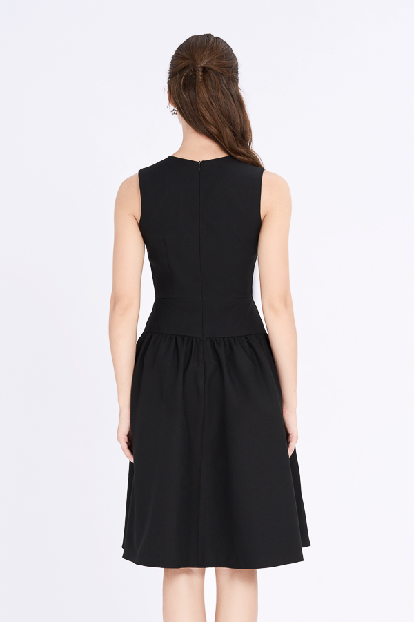 Đầm midi xòe bố len cổ V phối dây trang trí